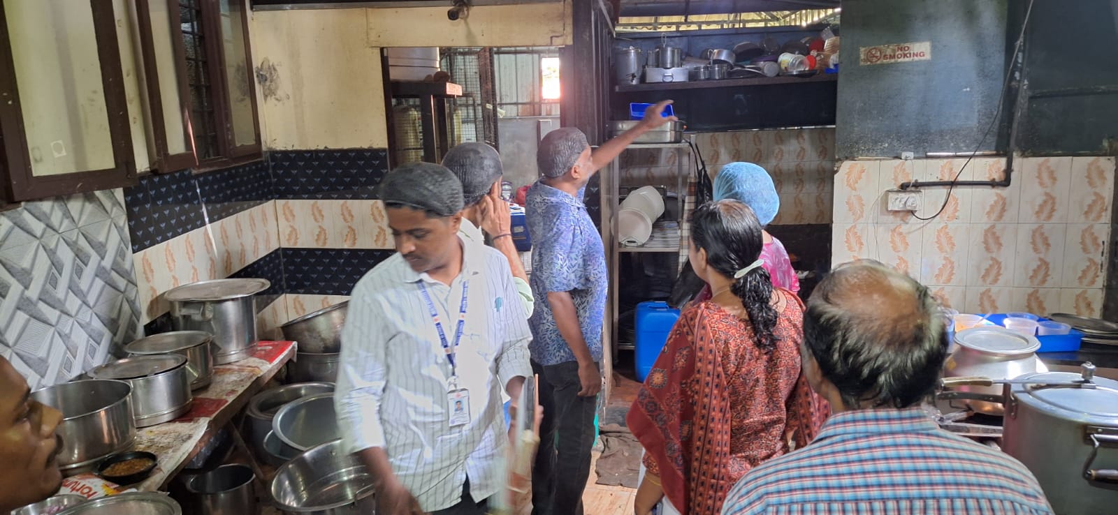 ഹോട്ടലുകളിലും തട്ടുകടകളിലും പരിശോധന നടത്തി 